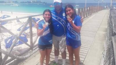 Miroslava Bahr (izquierda) obtuvo una presea de bronce y festejó junto a su Leonardo Coro Gonzáles(centro) y Michell Ramírez que conquistó la medalla de oro.