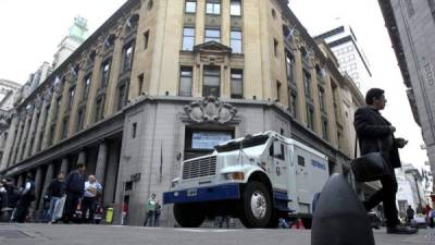 Argentina quema sus últimos cartuchos para negociar con sus acreedores. En la gráfica, un banco en Buenos Aires.