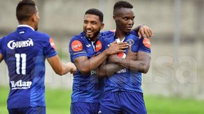 Rubilio Castillo, Reinieri Mayorquín y Marco Tulio Vega festejando el primer gol contra la Real Sociedad.