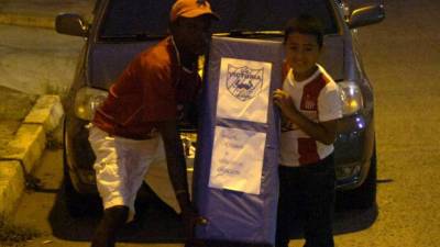 Aficionados de todas las edades del Vida han aprovechado para burla de la situación de sus vecinos.