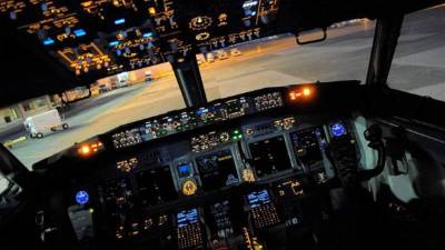 Cabina de mando de un Boeing 737-800 como el que hoy recibió la aerolínea.