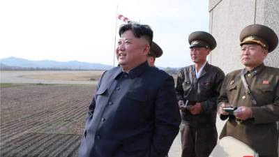 El líder norcoreano Kim Jong-un mientras supervisa un ejercicio de vuelo de pilotos de combate. EFE