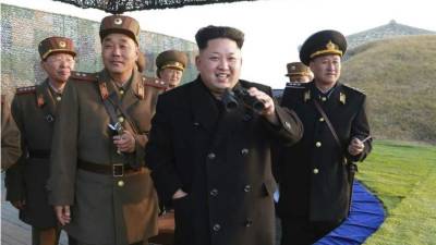 El líder norcoreano Kim Jong-un (c) durante unas maniobras en Corea del Norte. EFE/KCNA