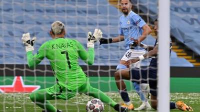 Ryhad Mahrez le pasó el balón por debajo de las piernas a Keylor Navas. Foto AFP.