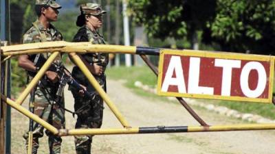 Militares en la entrada del batallón de Naco.