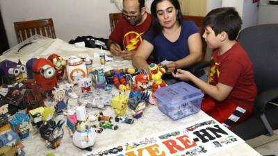 La mayor parte de las figuras son hechas en la casa con la ayuda de los familiares que cortan la catulina mientras los esposos arman.