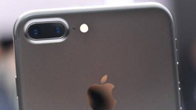 El iPhone 8 muestra un concepto de diseño bastante diferenciado de su predecesor, el iPhone 7. En la foto, el modelo Plus de doble cámara montada horizontalmente.