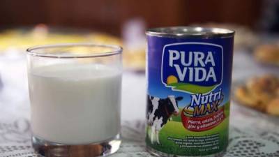 Fotografía de un vaso de leche y una lata de leche evaporada durante una rueda de prensa el 5 de junio de 2017, en Lima, Perú. EFE