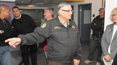 El jefe de la Oficina del Alguacil del Condado de Maricopa (MCSO), Joe Arpaio (c), con integrantes de su equipo de trabajo. EFE