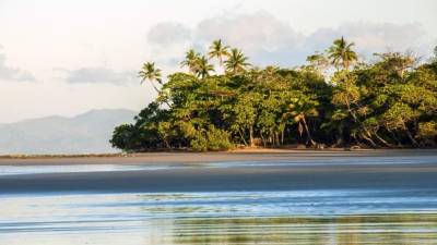 La península de Nicoya comenzó a formarse en el periodo Cretácico superior, hace unos 80 millones de años, siendo la primera tierra emergida del mar una pequeña isla en lo que actualmente es Cabo Velas.