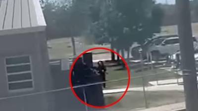 Varias personas vieron al atacante ingresar corriendo a la escuela tras estrellarse con su auto en una alcantarilla a pocos metros del edificio.