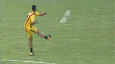 Ronaldinho realizó este genial pase con la camiseta del Real España.