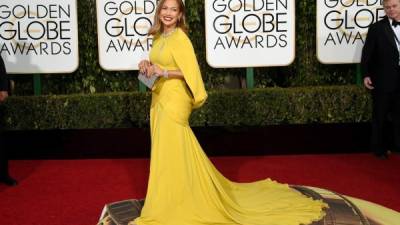 Jennifer López en un amarillo motaza de Giambattistavalli.