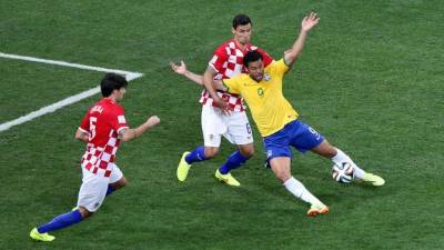 Fred se dejó caer ante presión del croata y el árbitro regaló el penal.