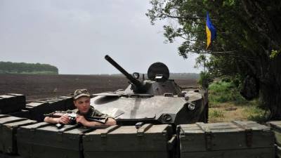 Las tropas ucranianas vigilan la carretera de Izyum a Slavyansk.