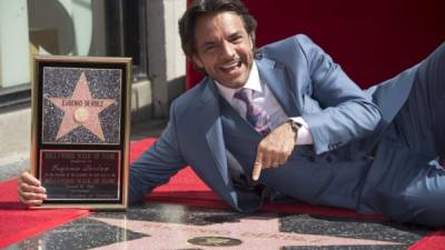 Eugenio Derbez con su estrella en el paseo de la fama en Hollywood.