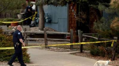 La policía de Colorado acordonó la casa donde se produjo el fatal ataque. Foto: Matthew Jons/Longmont Times