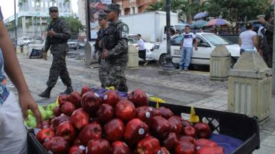 Los policías militares recorren el centro de la ciudad.