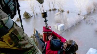 La Guardia Nacional ha rescatado a cientos de personas atrapadas en sus hogares por las crecidas de las aguas./Twitter.