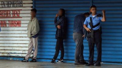Los policías encontraron en el vehículo dos pistolas de juguete, carteras de mujer, cédulas de personas que han asaltado, celulares y otras evidencias.