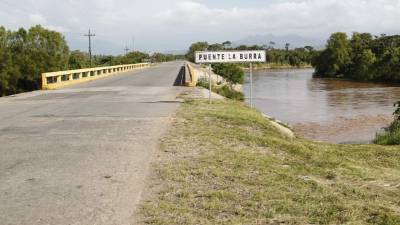Desde hace nueve años el río Aguán está corriendo por el puente de La Burra. Foto: Javier Rosales