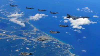 Estados Unidos realizó una demostración de fuerza con sus bombarderos y poderosos cazas en la península coreana. AFP.