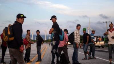 La caravana de migrantes llegó esta tarde a Juchitán, donde descansarán esta noche para retomar mañana su viaje a Ciudad de México./AFP.