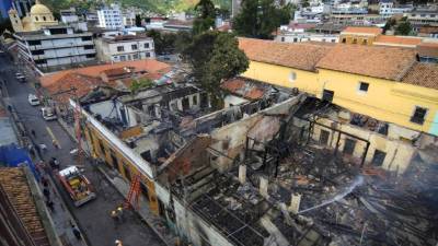 Desde lo alto se observa como las llamas acabaron con el techo y parte de los bienes del Museo del Hombre Hondureño.