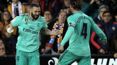 Karim Benzema celebrando su agónico gol en Mestalla con Sergio Ramos. Foto EFE