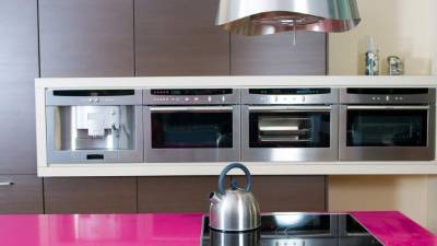 La cocina es un lugar para quedarse y compartir con familiares o amigos. La decoración tiene que ser acogedora pero atractiva.