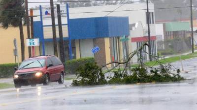 Daños en una vía por el paso del huracán Matthew en la ciudad de Daytona Beach en Florida (Estados Unidos). EFE