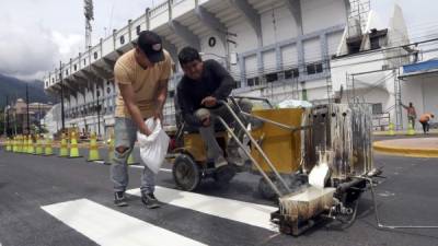 Las cuadrillas trabajan en el bulevar Morazán, donde están pintando las líneas blancas sobre el pavimento.