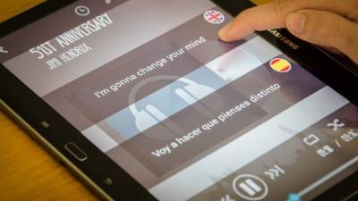 El atractivo de la app es que no solo traduce la letra de las canciones, sino que muestra la letra en inglés de forma simultánea.