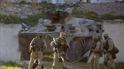 Tropas rusas asaltaron hoy con carros blindadas una base militar ucraniana situada en la localidad de Belbek (Crimea), después de haber dado un ultimátum a los mandos de esa unidad para que entregaran el cuartel o cambiaran de bando. EFE