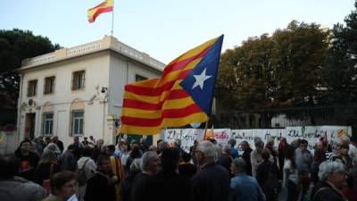Miles de catalanes siguen en las calles exigiendo la libertad de los líderes independentistas encarcelados el lunes pasado tras ser acusados de sedición.