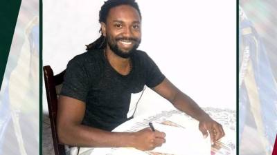 Roy Smith firmando su contrato con el Marathón.