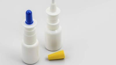 El aerosol contiene vasopresina que es un antidiurético, reduce la producción de orina.