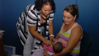 Los médicos cubanos que integran la brigada atienden de manera gratuita a pacientes en La Ceiba y otros municipios de la zona norte del país. Foto Samuel Zelaya.