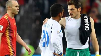 Iker Casillas hablando con Amado Guevara al final de aquel España-Honduras en el Mundial de Sudáfrica 2020, en el que Andrés Iniesta no jugó.