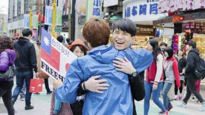 Fotografía facilitada por Koichi Kuwabara, un joven japonés, de 29 años, que lleva tres años recorriendo países de Asia para repartir 'abrazos por la paz'. EFE