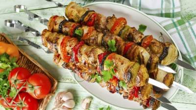 Sirva los pinchos de cerdo con sus complementos favoritos.