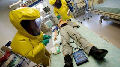En República Checa también se preparan ante un eventual brote de ébola en Europa, militares atienden paciente en simulacro.