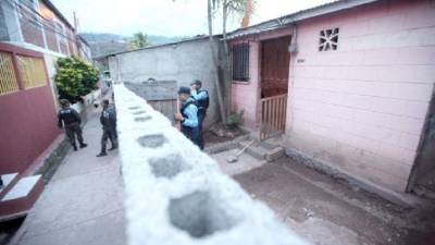 Agentes de la Policía en la vivienda. Los vecinos se horrorizaron al saber que encontraron el cadáver en el congelador.