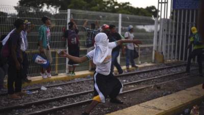 Varios migrantes resultaron heridos durante los enfrentamientos con agentes federales en la frontera de México el pasado domingo./AFP.