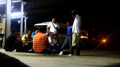 A las 11:00 pm un grupo de compatriotas planeaban en la terminal de buses sampedrana la ruta a tomar en el viaje a norteamérica.