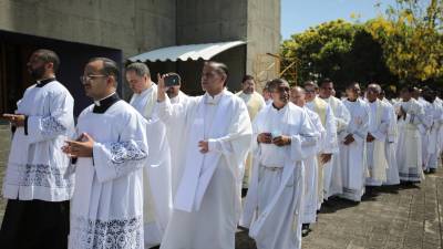 La procesión del Viernes Santo se realizó alrededor de la catedral de Managua tras la prohibición de la policía.