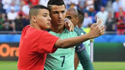 Momento en que el chico se tomaba su respectiva selfie con CR7. FOTO Twitter.