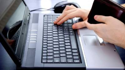 Una mujer navega por banca en línea.