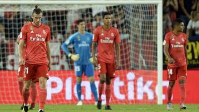 Jugadores del Real Madrid lamentando la derrota. FOTO AFP.