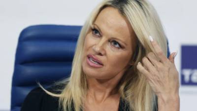 KOCH01 MOSCÚ (RUSIA), 07/12/2015.- La actriz candiense Pamela Anderson durante una rueda de prensa celebrada en Moscú, Rusia hoy 7 de diciembre de 2015 para hablar sobre los derechos de los animales y la conservación del medio ambiente. EFE/Yuri Kochetkov